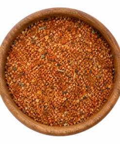 Cajun kruidenmix met zout in houten kom op witte achtergrond