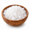 Grof zeezout in houten kom op witte achtergrond