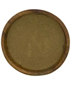 Houten kom met basilicum poeder, ideale keuze voor kruidenmix kopen en smaakvolle gerechten.