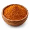 Tikka Masala kruidenmix zonder zout in een ronde houten kom op witte achtergrond