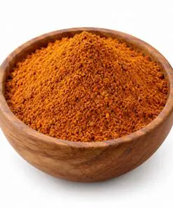 Tikka Masala kruidenmix zonder zout in een ronde houten kom op witte achtergrond