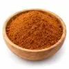 Vindaloo curry poeder in ronde houten kom - Kruidenkaravaan Vindaloo curry poeder in een ronde houten kom op witte achtergrond