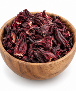 Houten kom gevuld met gedroogde Hibiscus sabdariffa voor Roselle thee op een witte achtergrond.