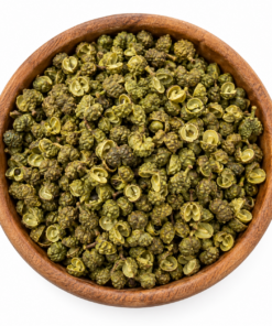 Groene Szechuanpeper in een ronde houten kom op een witte achtergrond.
