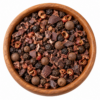 Cacaopeper met zwarte peper en cacao in een houten kom op witte achtergrond