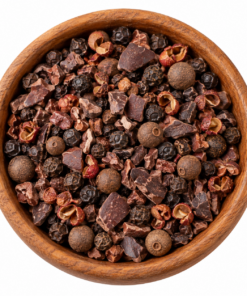 Cacaopeper met zwarte peper en cacao in een houten kom op witte achtergrond