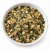Wasabi Furikake in witte kom - Kruidenkaravaan Kameya wasabi furikake met sesam, zeewier en rijstcrackers in een witte ronde kom