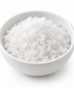 Delicate witte Fleur de sel-kristallen in een witte ronde kom