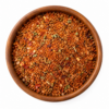 Spaanse BBQ-rub in een rond houten schaaltje op witte achtergrond