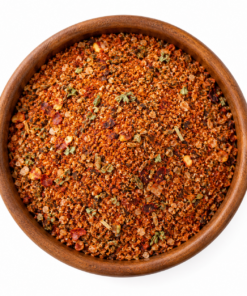 Spaanse BBQ-rub in een rond houten schaaltje op witte achtergrond