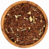 Rooibos Lemon en Ginger in een ronde houten kom op een witte achtergrond.