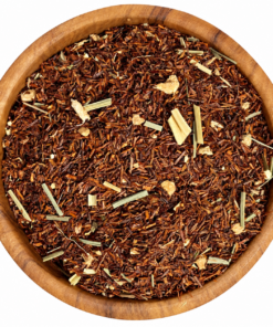 Rooibos Lemon en Ginger in een ronde houten kom op een witte achtergrond.
