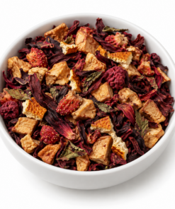 Droge Forest Fruit vruchteninfusie met appel, hibiscus en bessen in een ronde witte kom.
